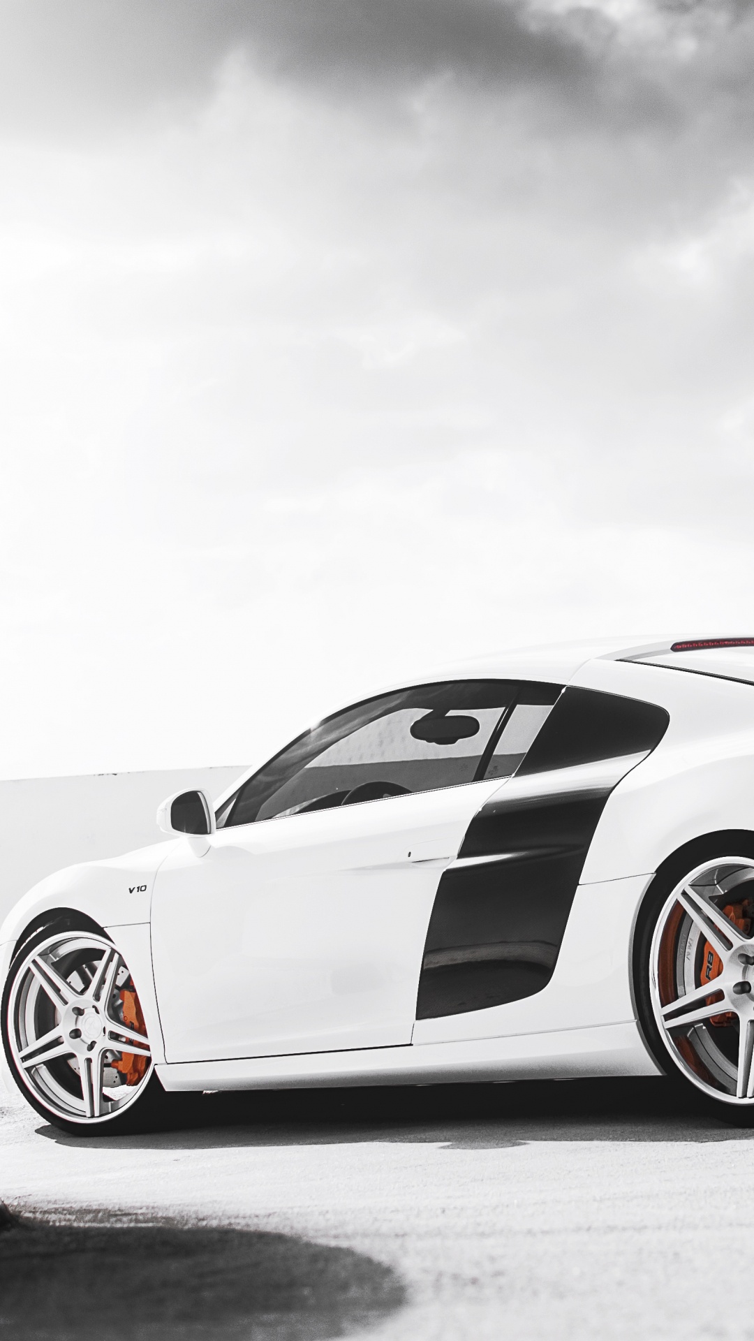 Porsche 911 Blanco Sobre Superficie Negra. Wallpaper in 1080x1920 Resolution