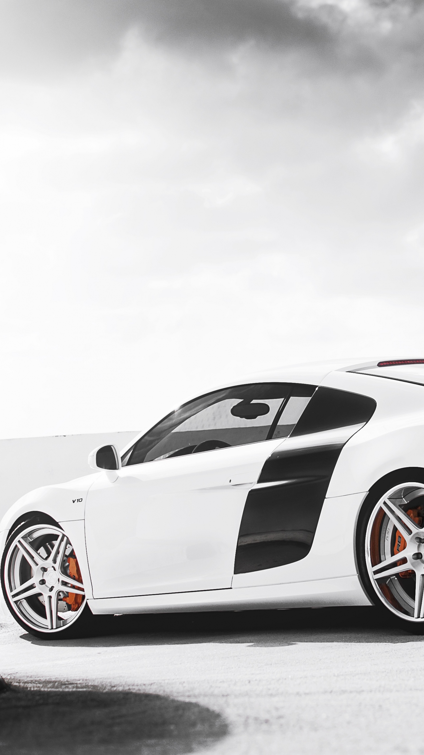 Porsche 911 Blanco Sobre Superficie Negra. Wallpaper in 1440x2560 Resolution