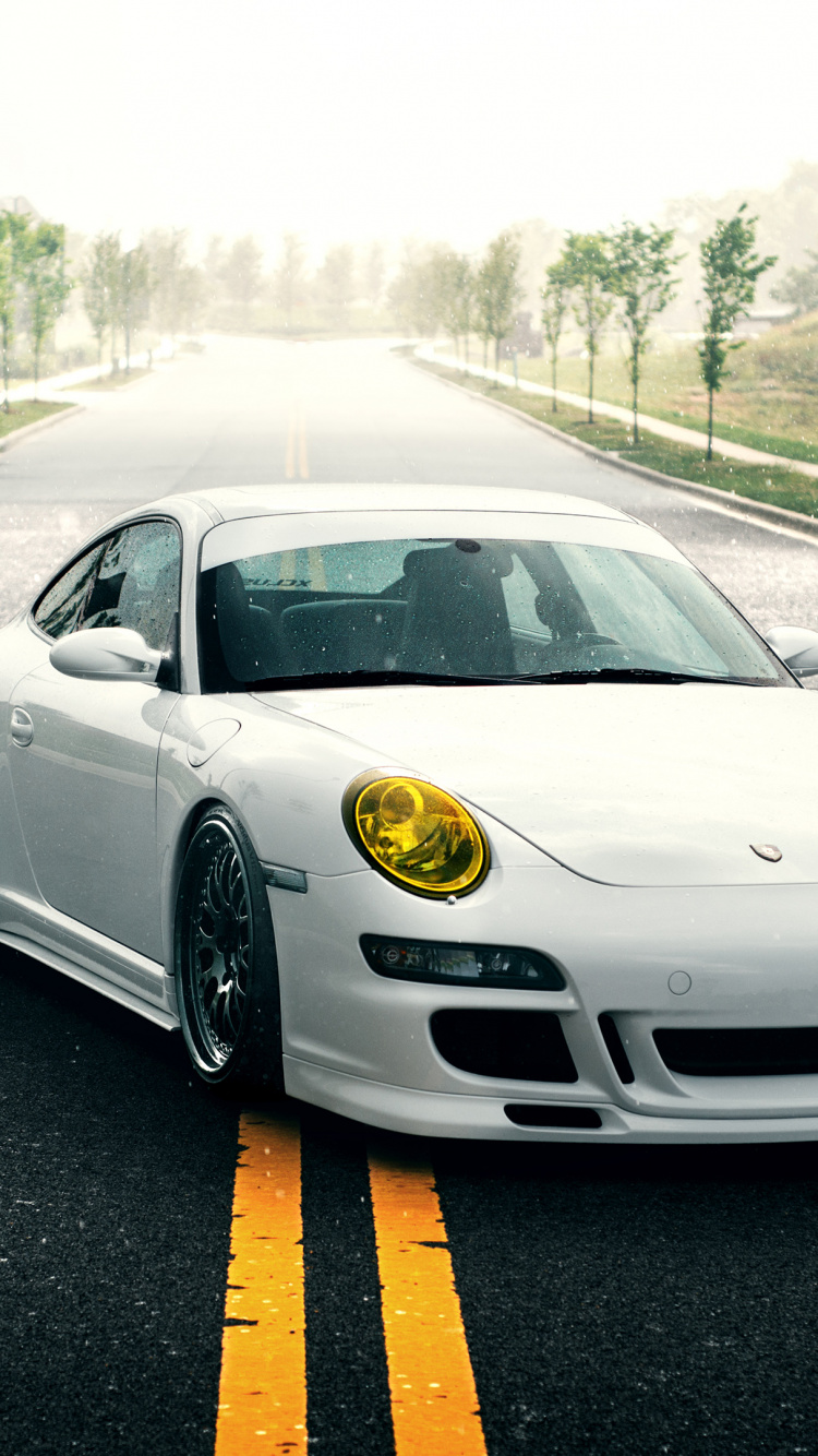 Porsche 911 Blanche Sur Route Pendant la Journée. Wallpaper in 750x1334 Resolution