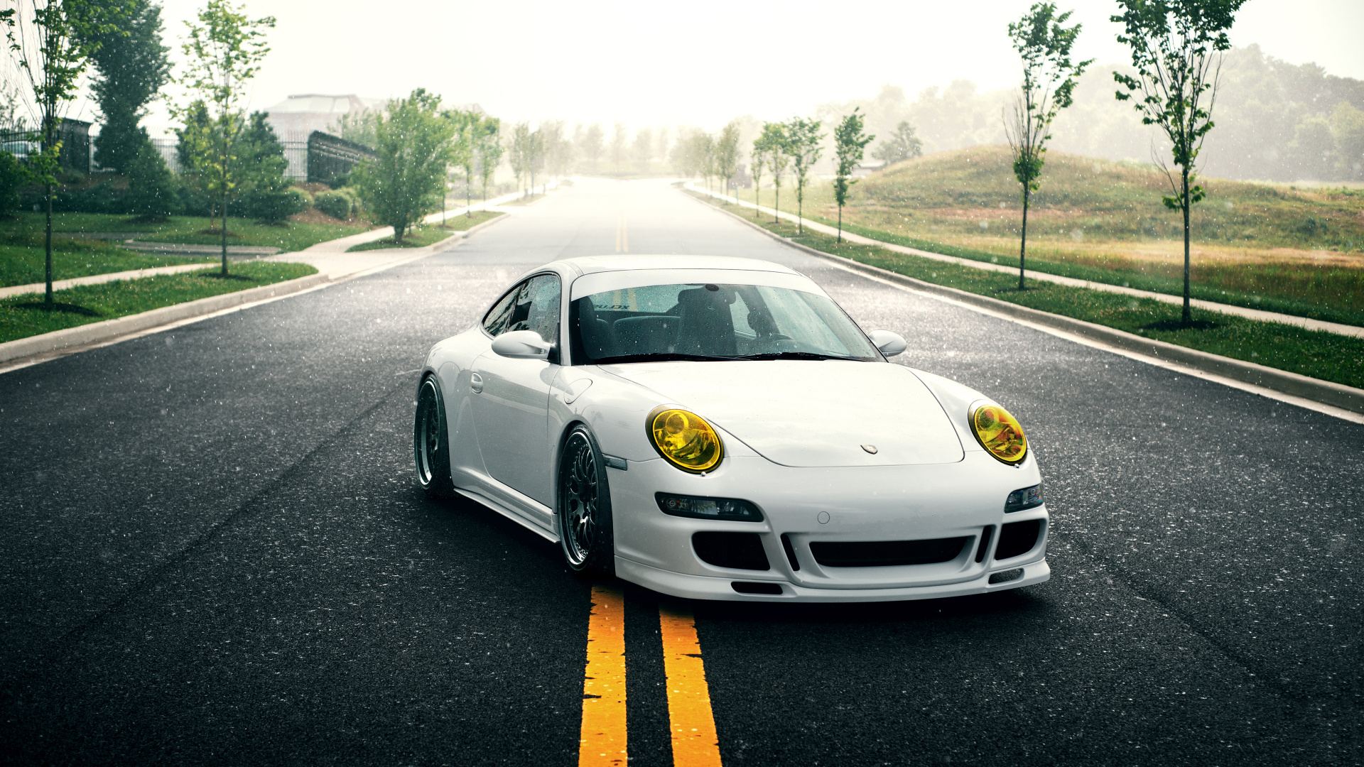 Porsche 911 Blanco en la Carretera Durante el Día. Wallpaper in 1920x1080 Resolution