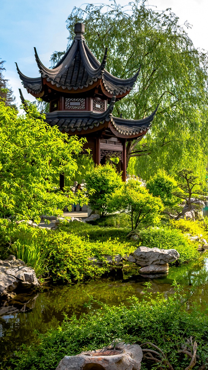 Templo Pagoda Marrón y Negra Cerca Del Lago Rodeado de Árboles Verdes Durante el Día. Wallpaper in 720x1280 Resolution