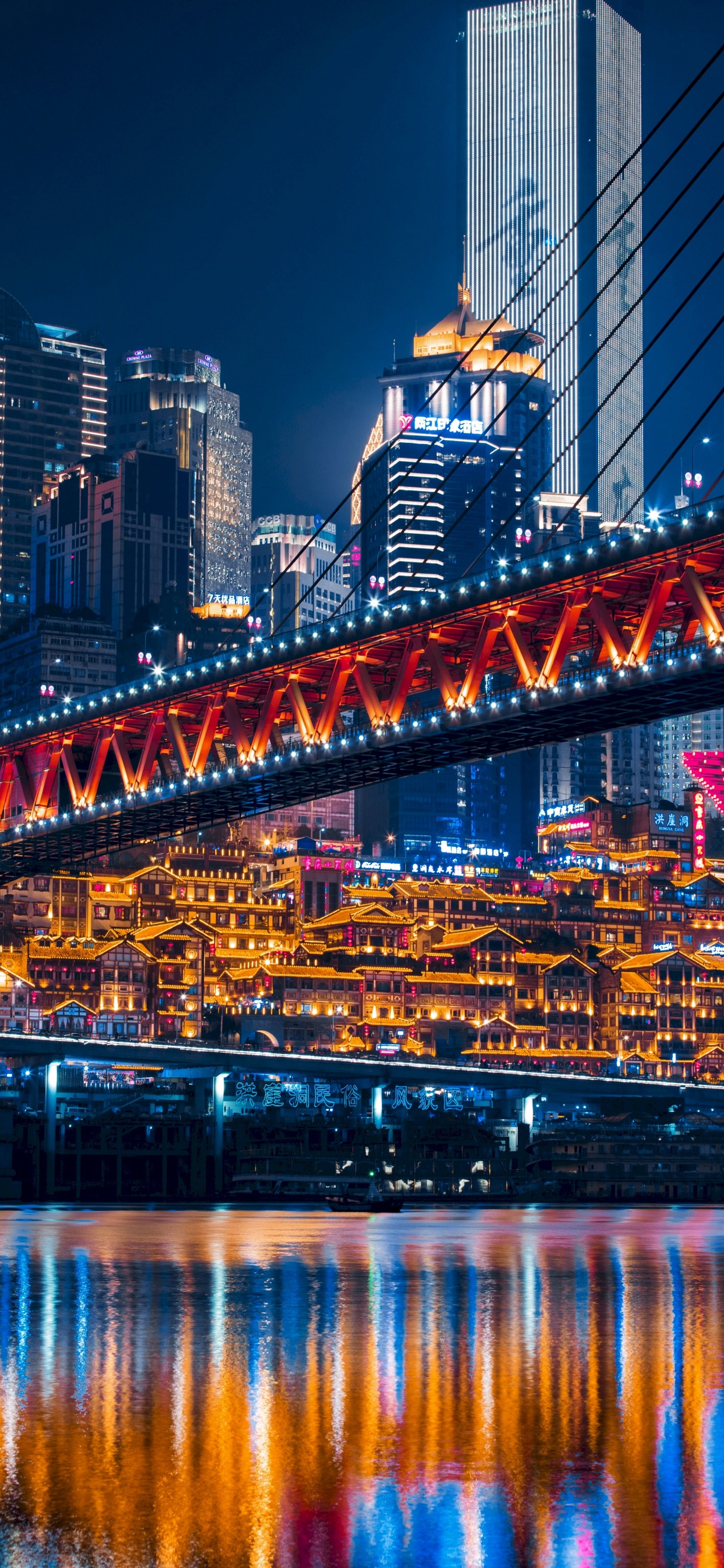 Pont Éclairé Au-dessus de L'eau Pendant la Nuit. Wallpaper in 1242x2688 Resolution
