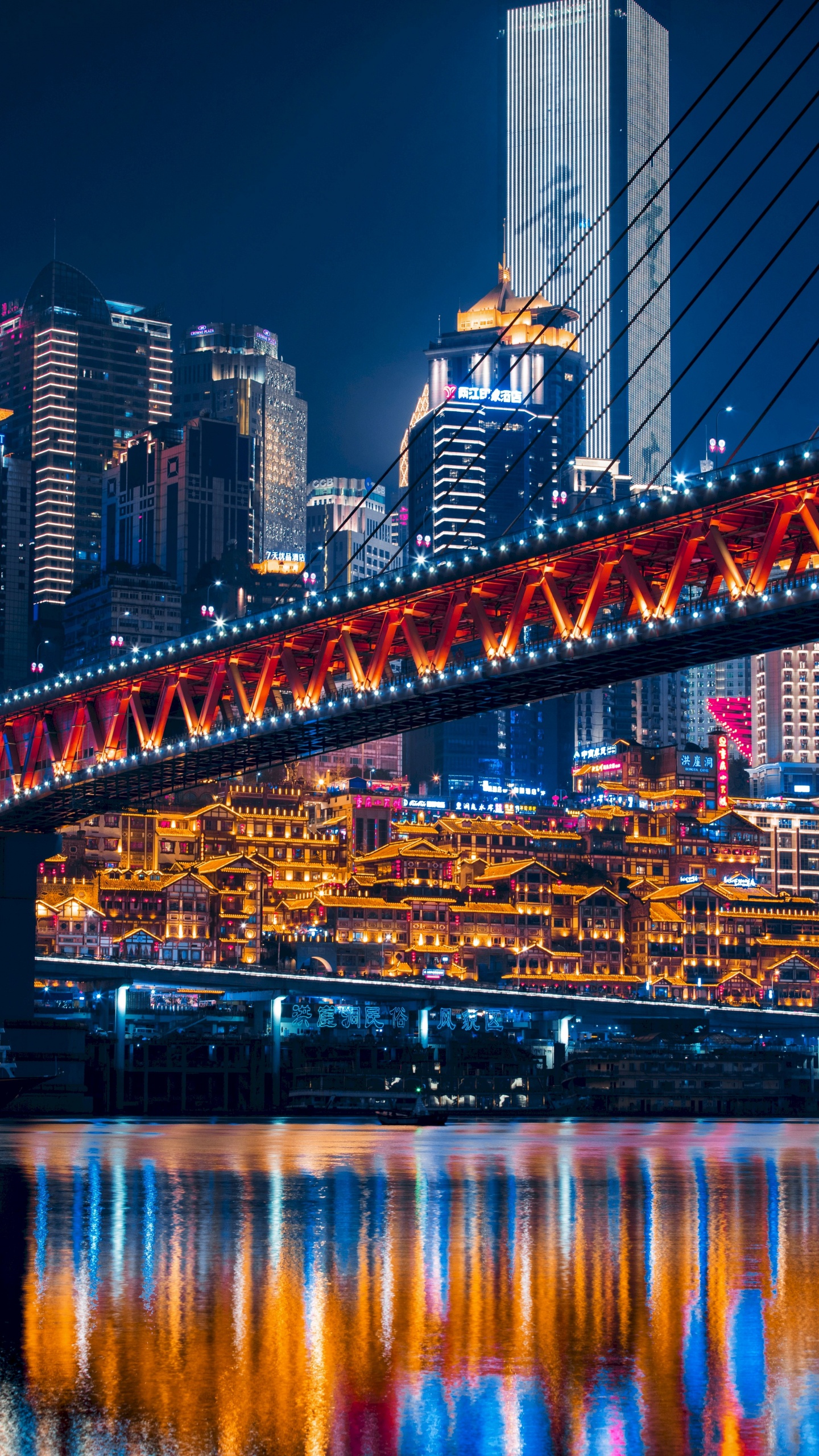Pont Éclairé Au-dessus de L'eau Pendant la Nuit. Wallpaper in 1440x2560 Resolution