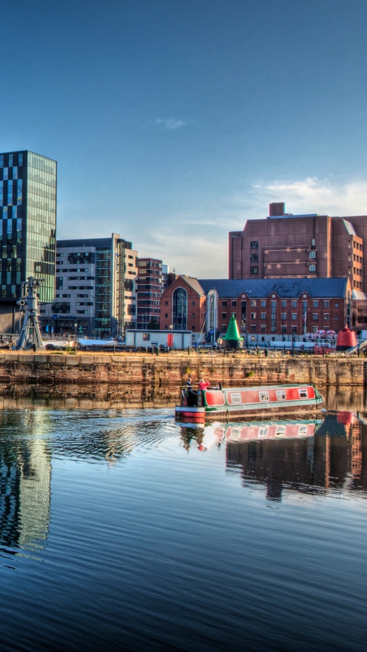 Cuerpo de Agua Cerca de Los Edificios de la Ciudad Durante el Día.. Wallpaper in 720x1280 Resolution