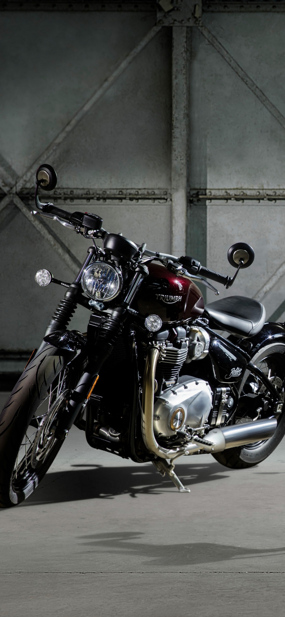 Black and Silver Cruiser Motorcycle. Wallpaper in 1125x2436 Resolution