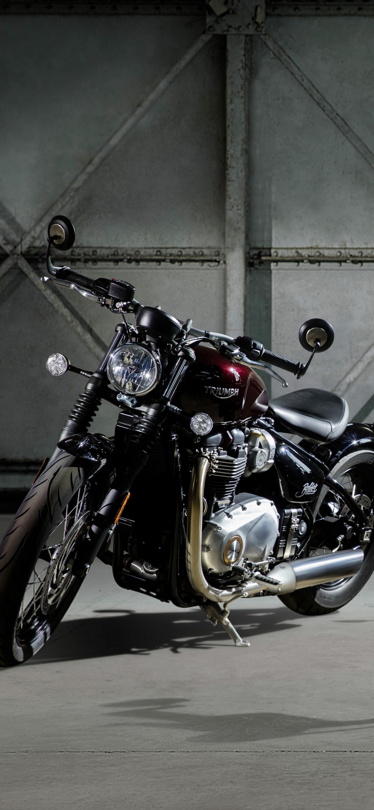 Moto Cruiser Noir et Argent. Wallpaper in 1242x2688 Resolution