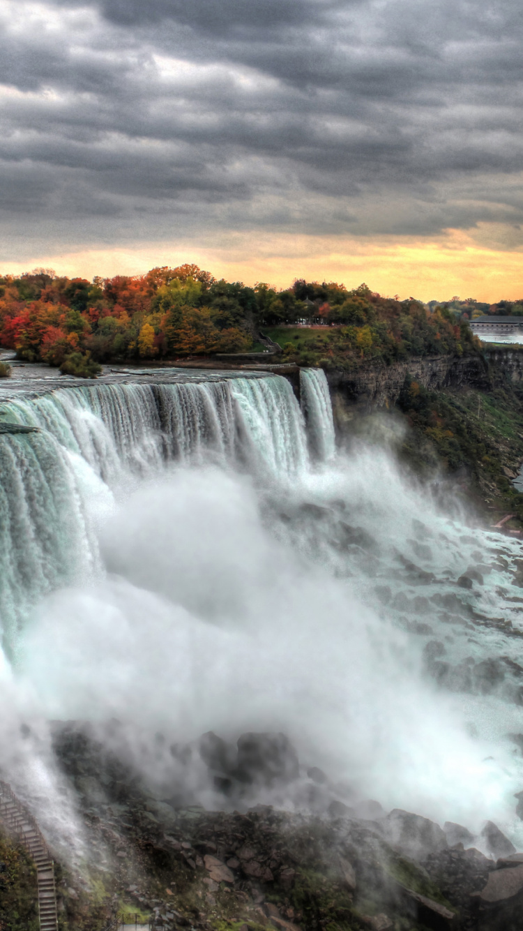 Cascadas Bajo el Cielo Nublado Durante el Día. Wallpaper in 750x1334 Resolution