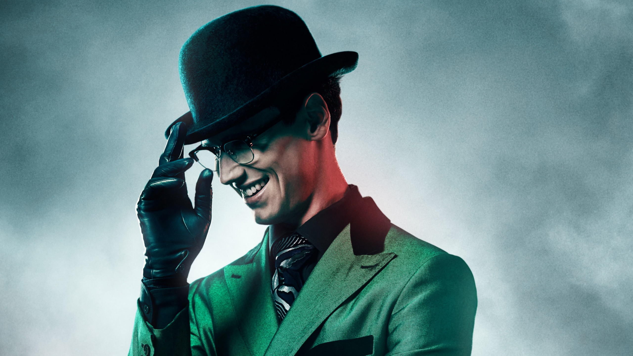 Homme au Chapeau Noir et Veste de Costume Verte. Wallpaper in 2560x1440 Resolution
