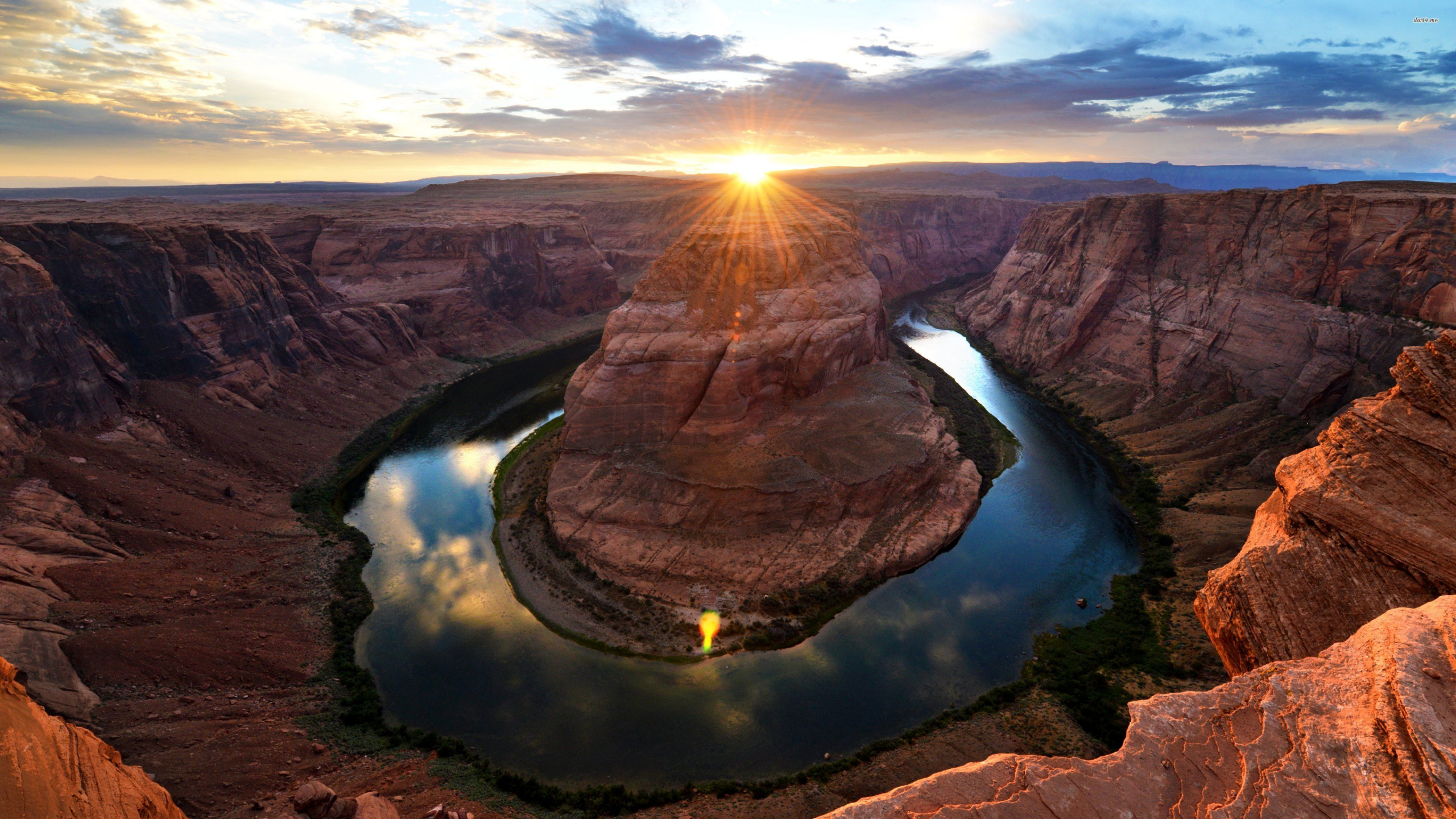 Brown Rock Formation on Body of Water During Daytime. Wallpaper in 2560x1440 Resolution