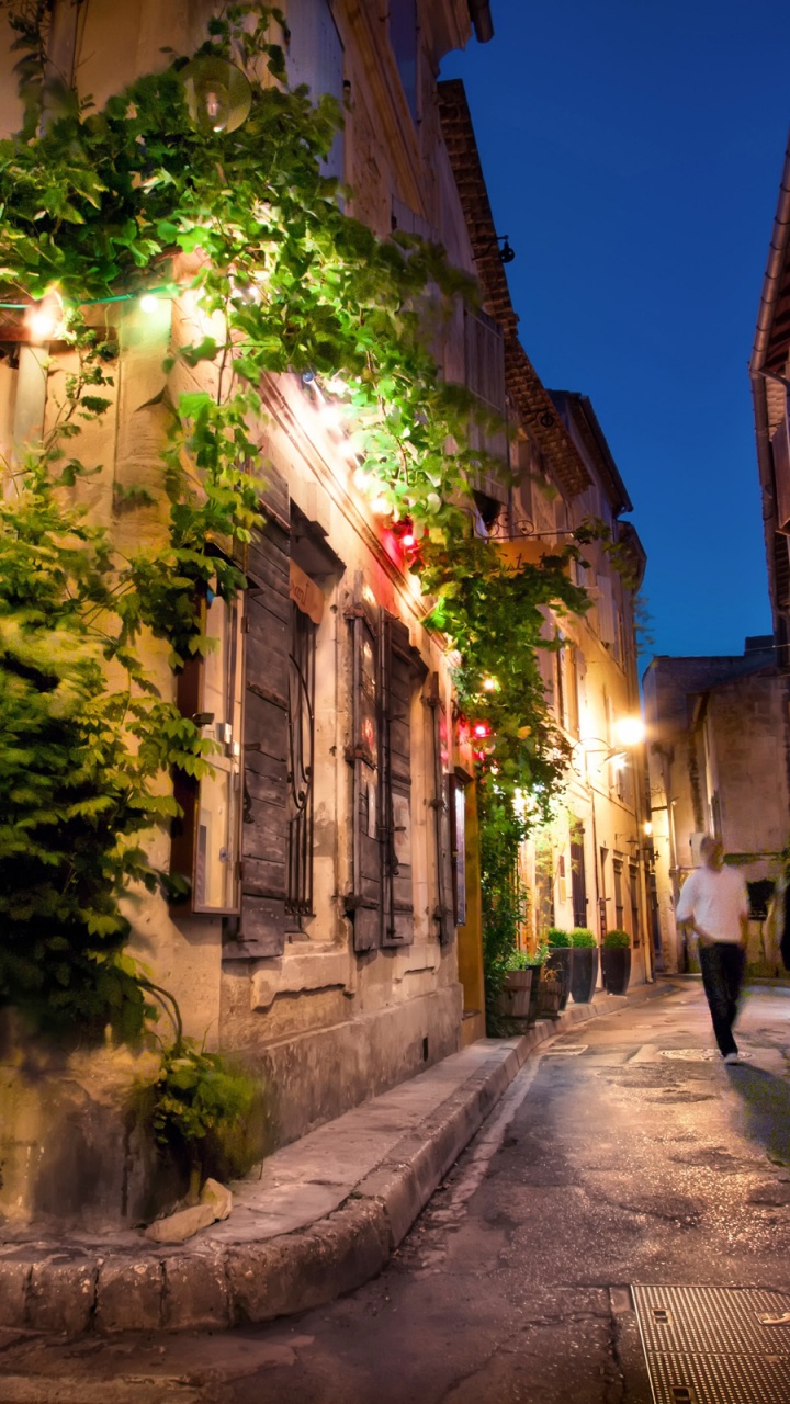 Calle Vacía Entre Edificios Durante la Noche. Wallpaper in 720x1280 Resolution