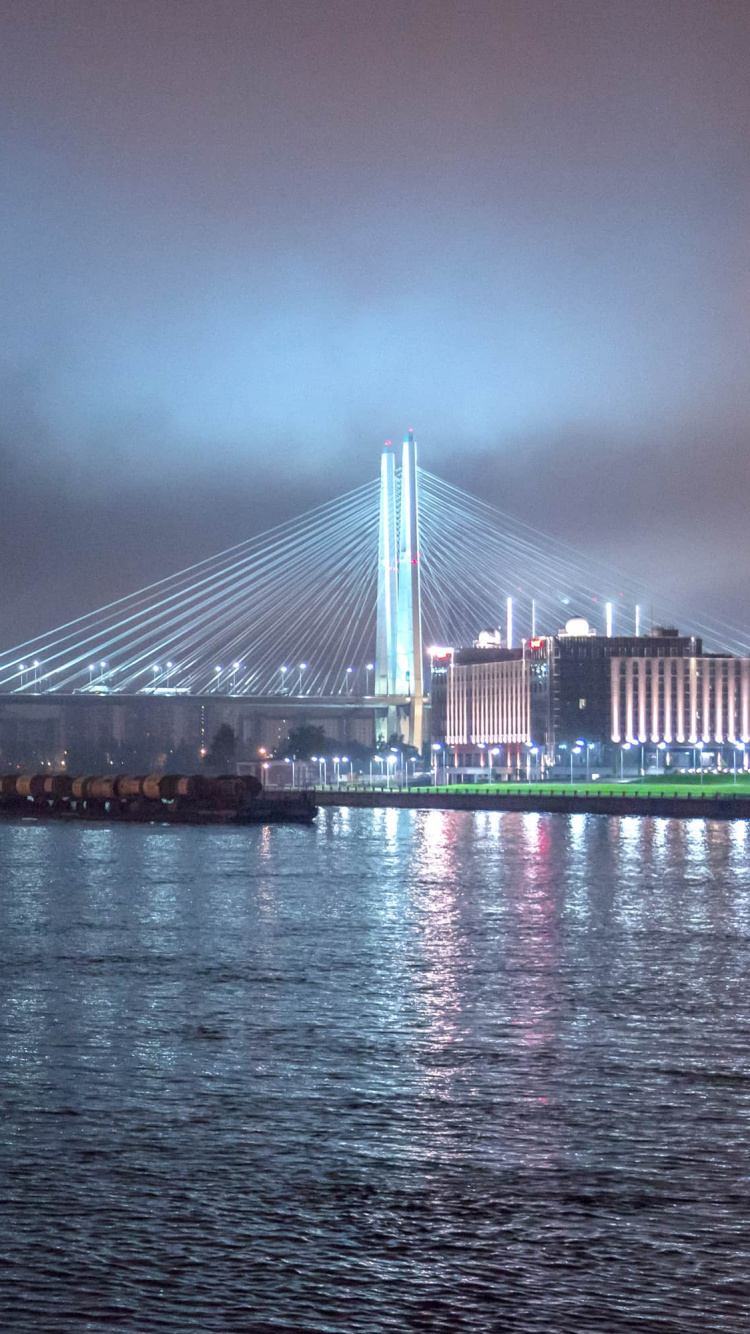 Puente Sobre el Cuerpo de Agua Durante la Noche. Wallpaper in 750x1334 Resolution