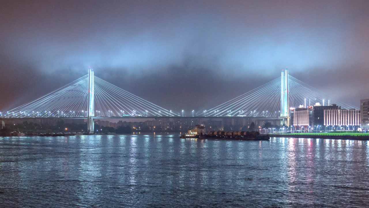 Brücke Über Gewässer Während Der Nacht. Wallpaper in 1280x720 Resolution