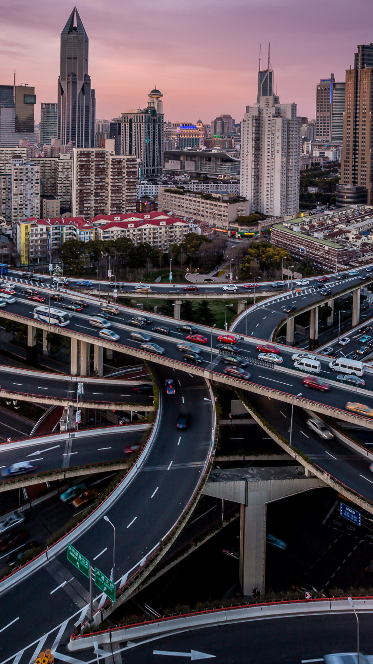 Edificios de la Ciudad y Carreteras Durante el Día.. Wallpaper in 750x1334 Resolution
