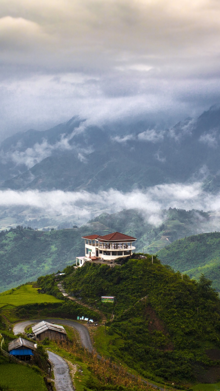 Casa Blanca y Marrón en la Montaña Verde Bajo Nubes Blancas Durante el Día. Wallpaper in 720x1280 Resolution