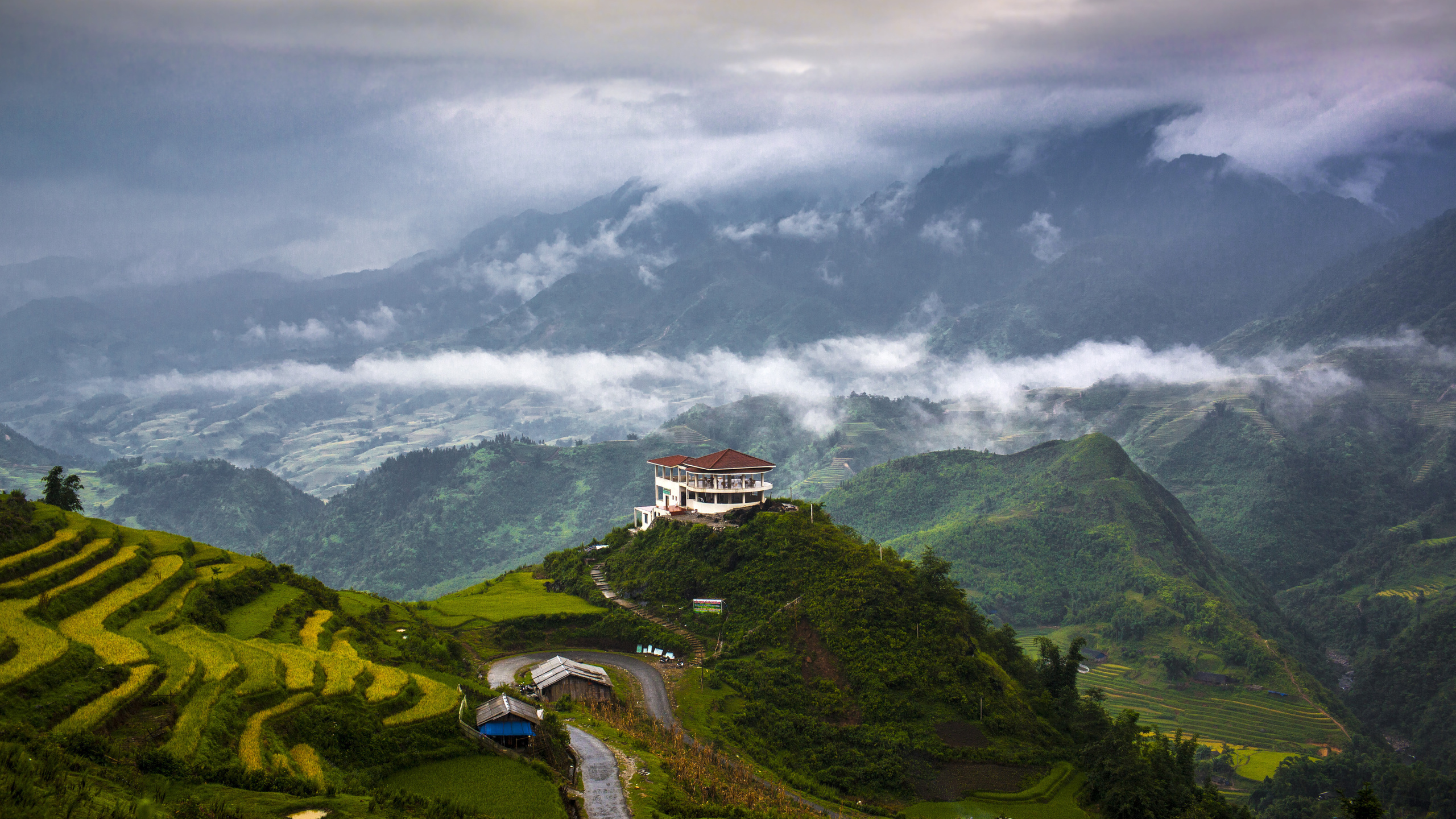 White and Brown House on Green Mountain Under White Clouds During Daytime. Wallpaper in 2560x1440 Resolution