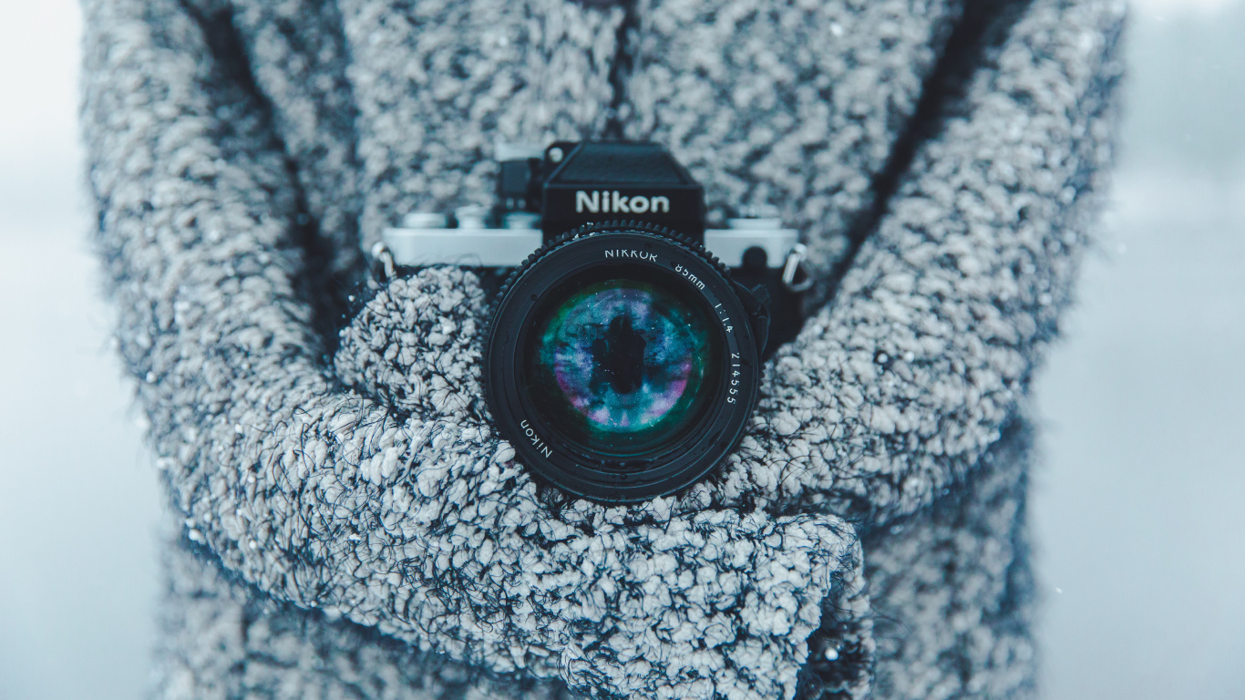 Appareil Photo Reflex Numérique Nikon Noir Sur Textile Gris. Wallpaper in 1366x768 Resolution