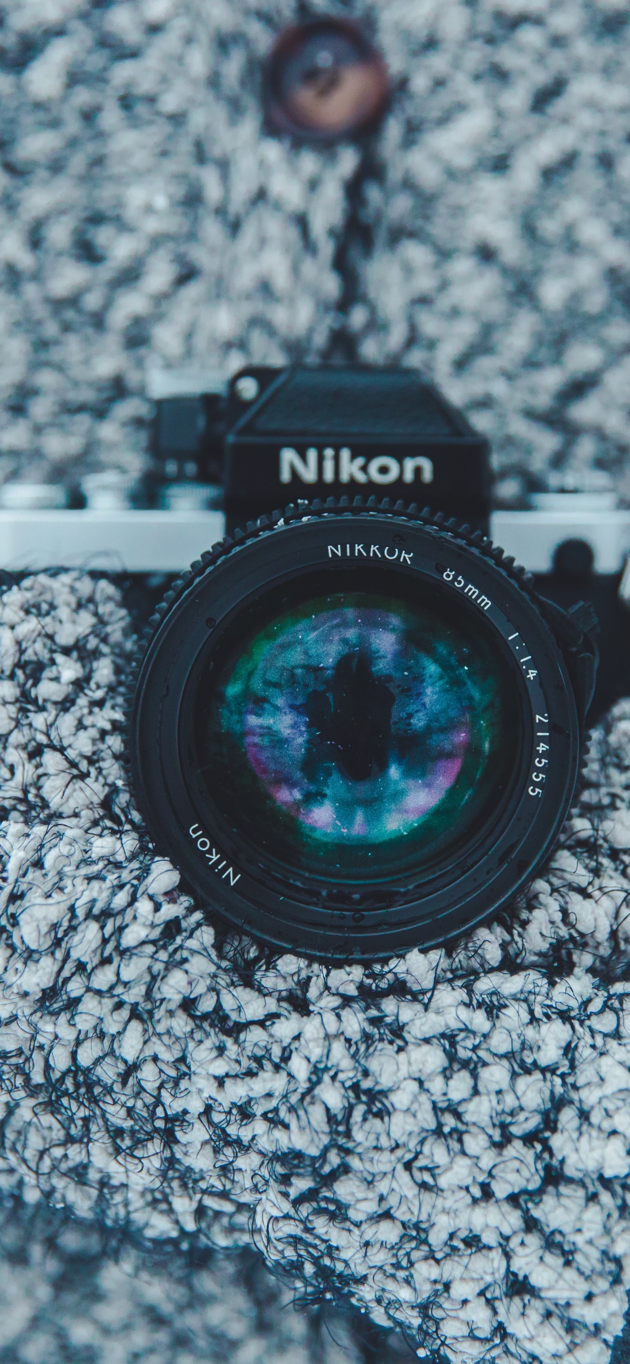 Schwarze Nikon Dslr Kamera Auf Grauem Textil. Wallpaper in 1242x2688 Resolution