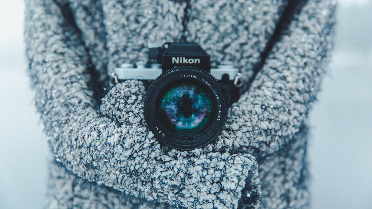 Schwarze Nikon Dslr Kamera Auf Grauem Textil. Wallpaper in 1280x720 Resolution