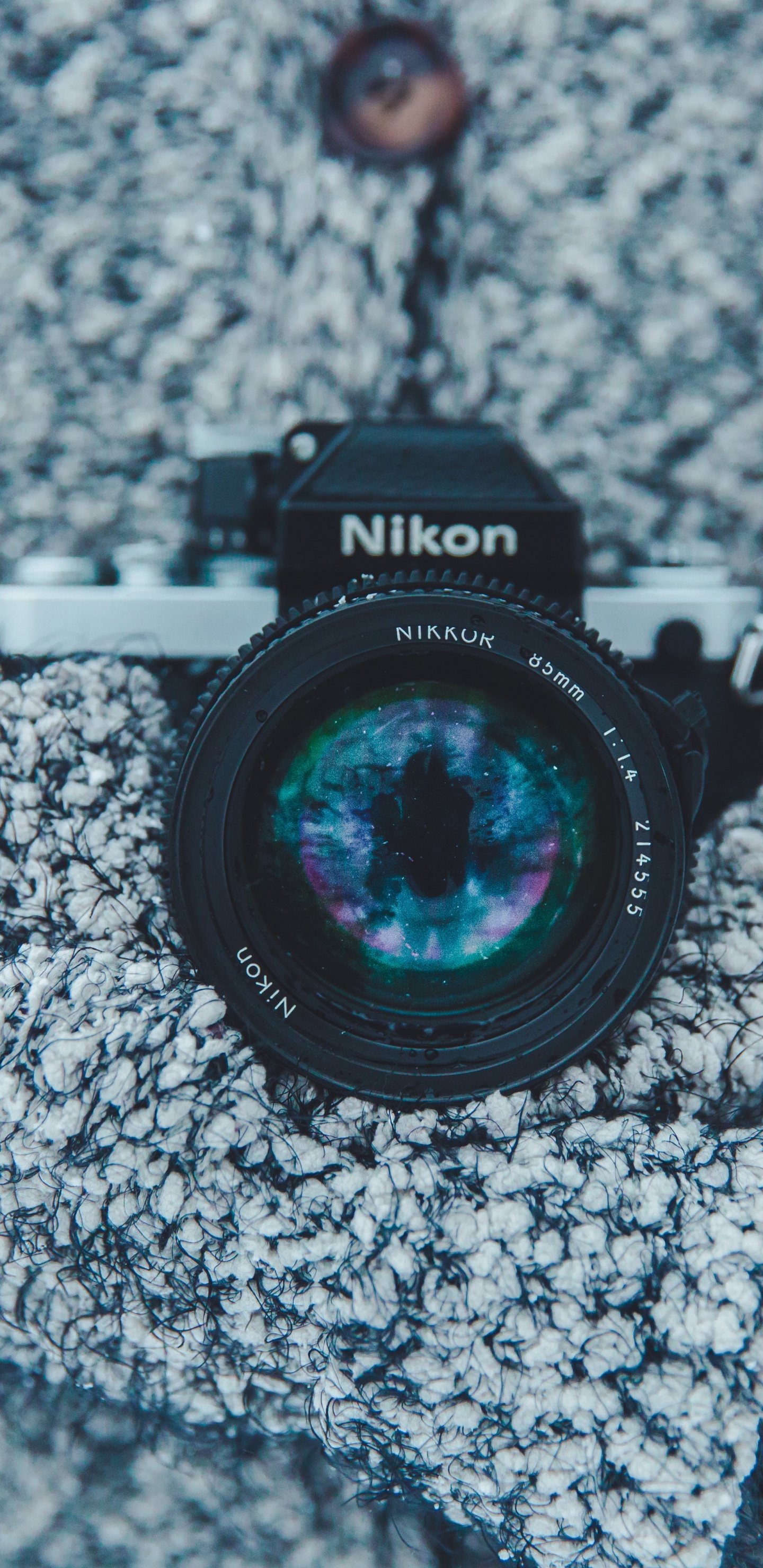 Schwarze Nikon Dslr Kamera Auf Grauem Textil. Wallpaper in 1440x2960 Resolution