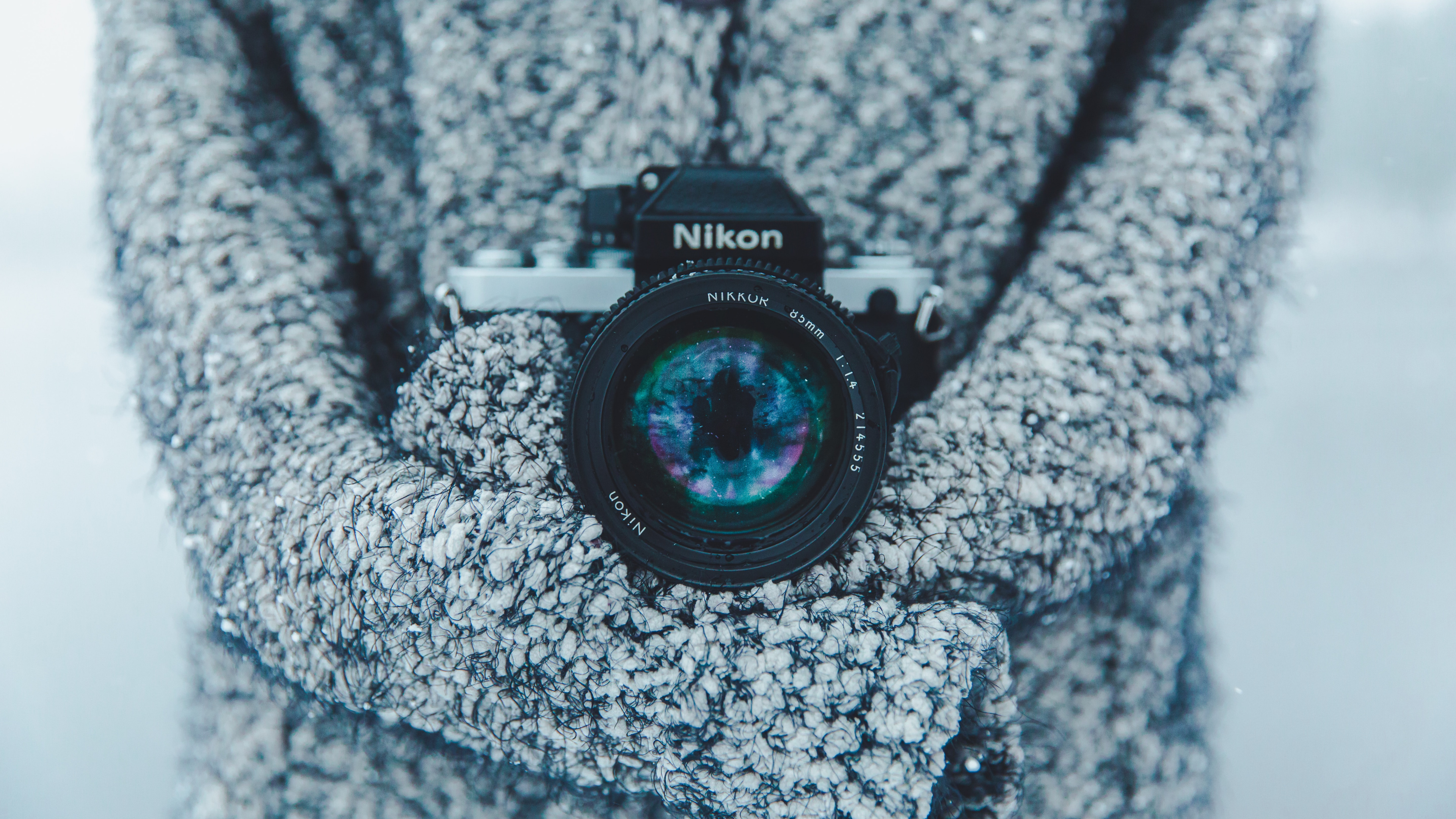 Schwarze Nikon Dslr Kamera Auf Grauem Textil. Wallpaper in 3840x2160 Resolution