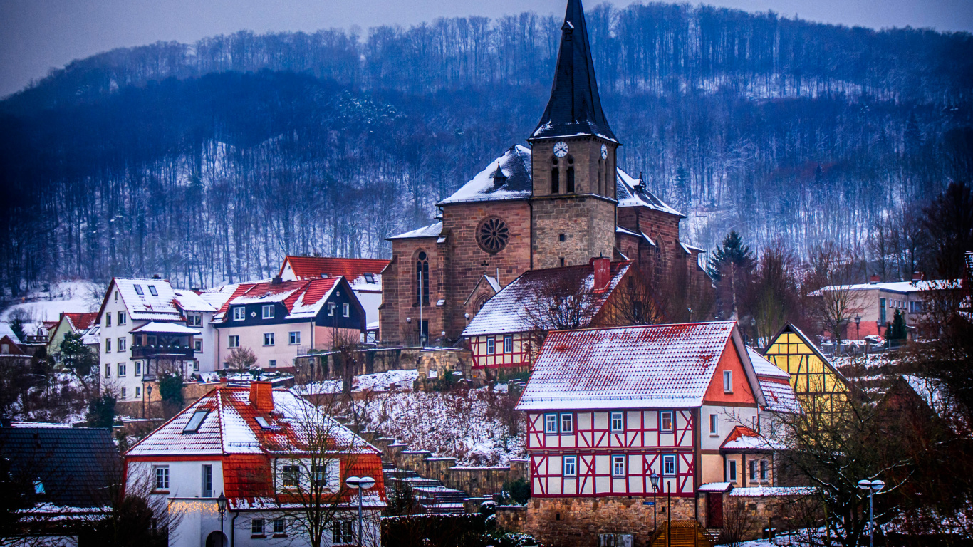 Braunes Und Schwarzes Betongebäude in Der Nähe Von Bäumen Tagsüber. Wallpaper in 1366x768 Resolution