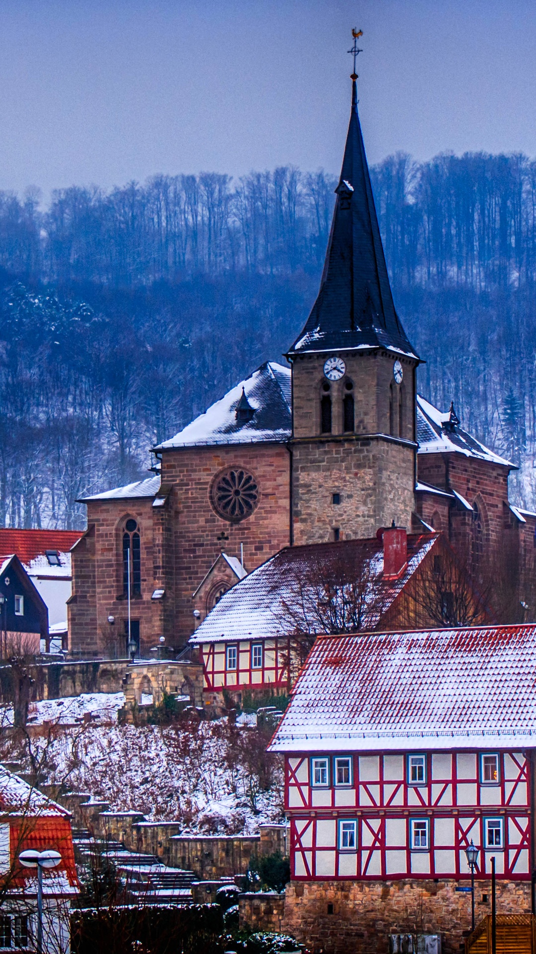 Edificio de Hormigón Marrón y Negro Cerca de Los Árboles Durante el Día. Wallpaper in 1080x1920 Resolution
