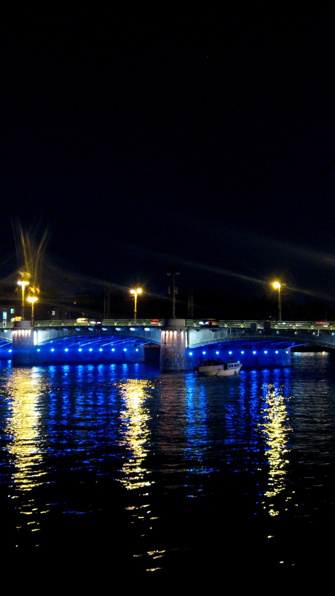 Pont Éclairé Au-dessus D'un Plan D'eau Pendant la Nuit. Wallpaper in 1080x1920 Resolution
