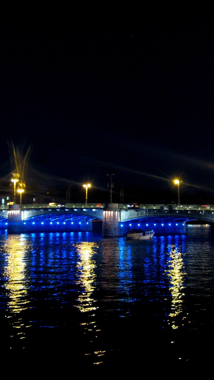 Puente Iluminado Sobre el Cuerpo de Agua Durante la Noche. Wallpaper in 720x1280 Resolution