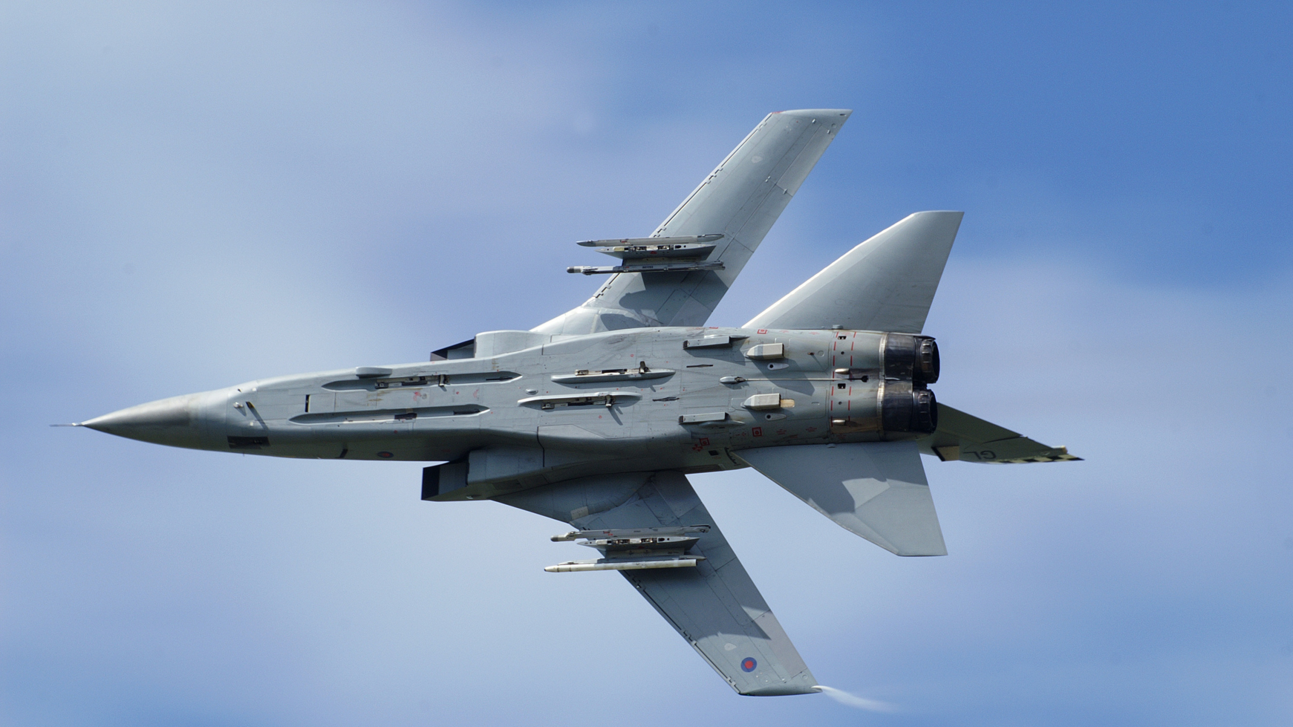 Avion de Chasse Gris Volant Dans le Ciel Pendant la Journée. Wallpaper in 2560x1440 Resolution