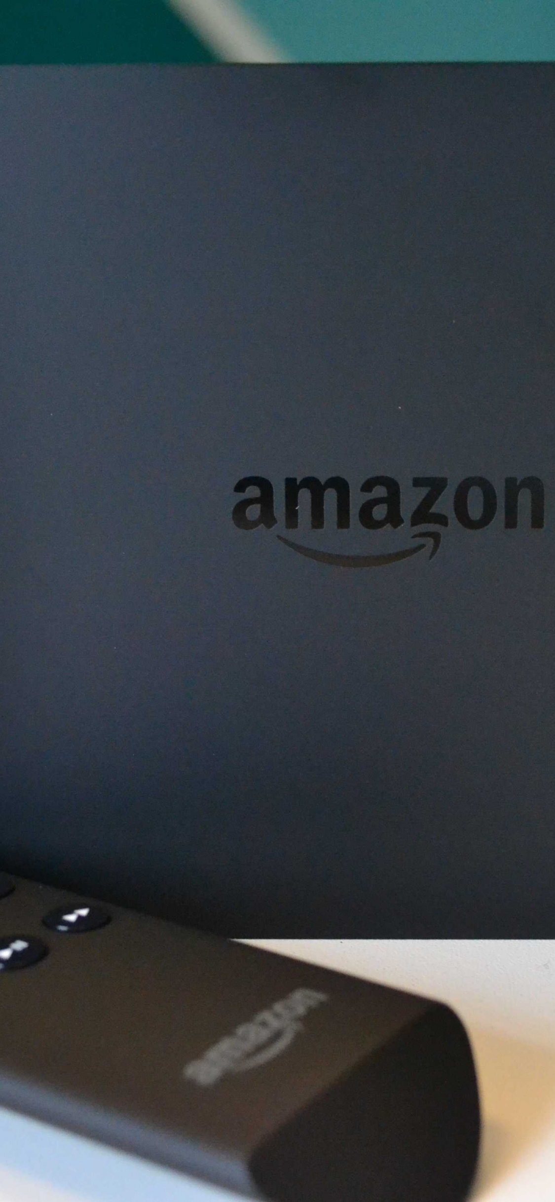 Schwarze Sony-Fernbedienung Auf Weißem Tisch. Wallpaper in 1125x2436 Resolution