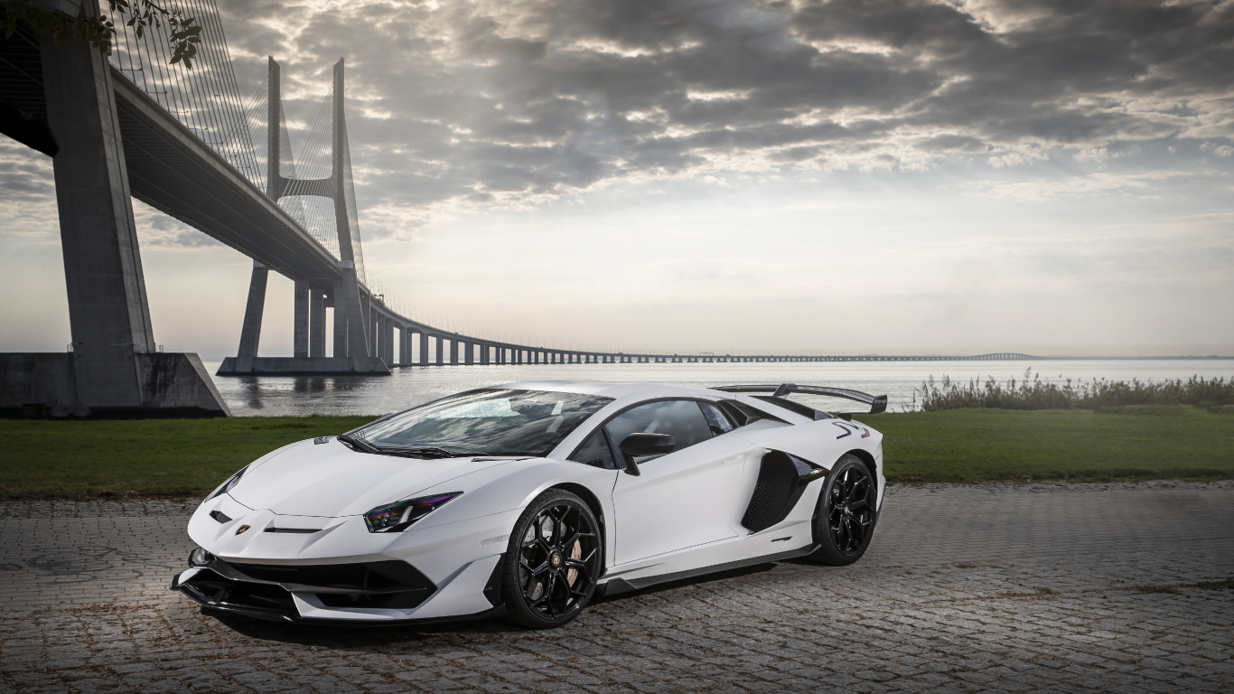 Porsche 911 Blanco en la Carretera de Hormigón Gris Bajo Nubes Grises. Wallpaper in 1366x768 Resolution