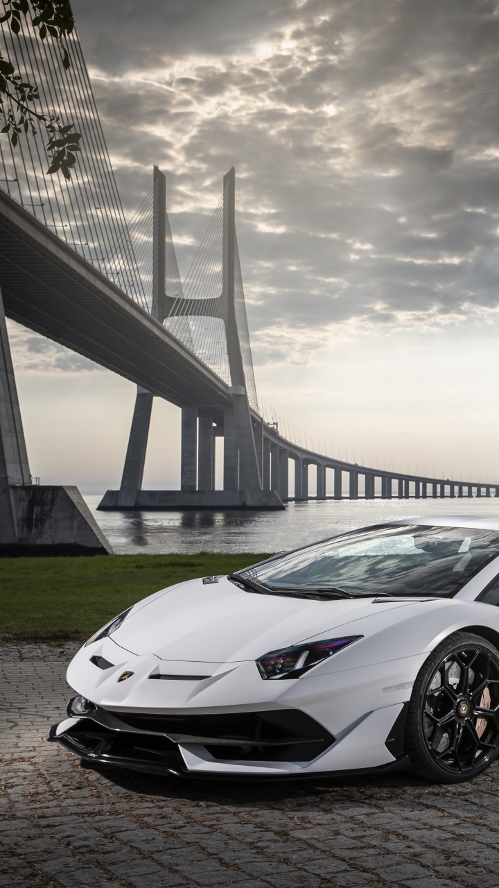 Porsche 911 Blanco en la Carretera de Hormigón Gris Bajo Nubes Grises. Wallpaper in 720x1280 Resolution