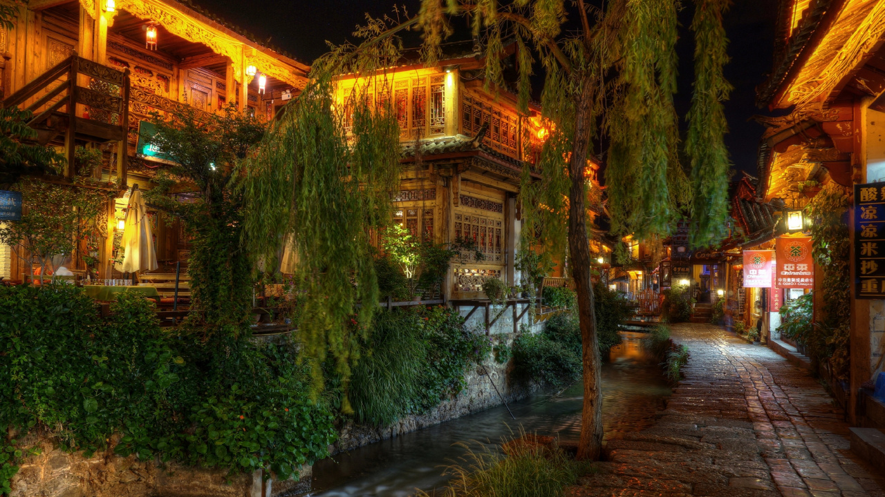 Grüne Bäume in Der Nähe Von Braunem Gebäude Während Der Nachtzeit. Wallpaper in 1280x720 Resolution