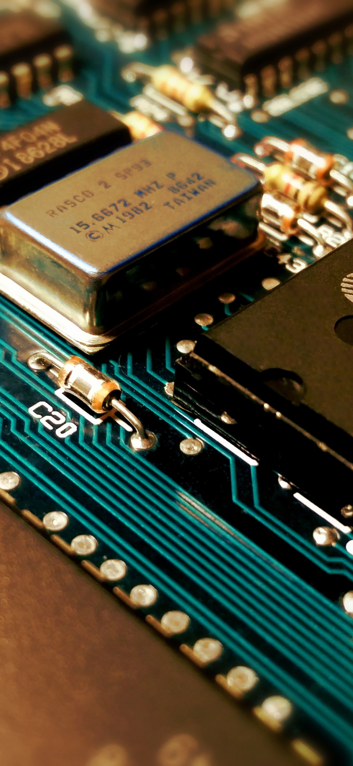 Grüner Und Schwarzer Computer-RAM-Stick. Wallpaper in 1242x2688 Resolution