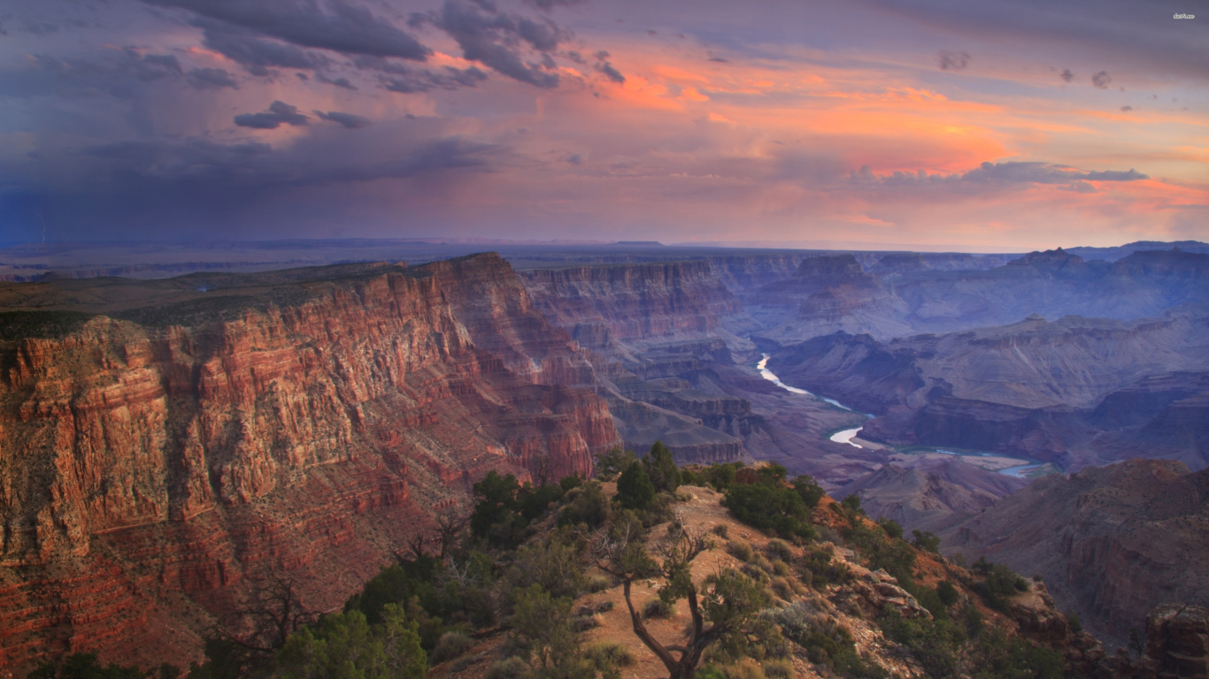 Brauner Felsiger Berg Unter Bewölktem Himmel Tagsüber. Wallpaper in 1366x768 Resolution