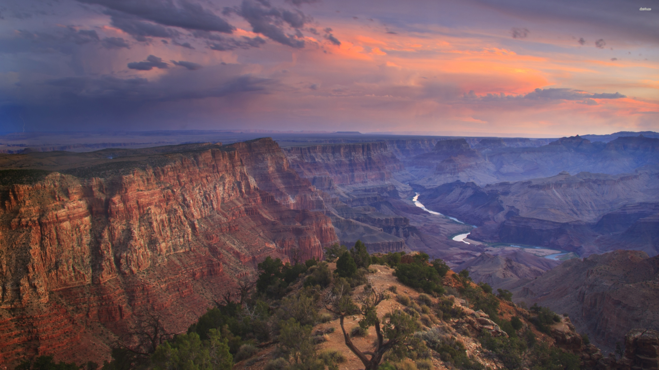 Brauner Felsiger Berg Unter Bewölktem Himmel Tagsüber. Wallpaper in 2560x1440 Resolution