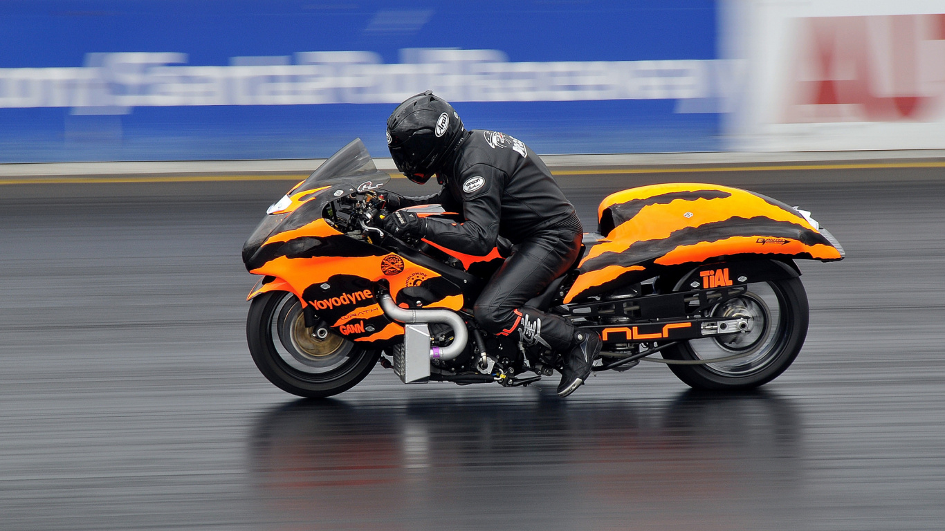 Homme en Veste Noire Équitation Vélo de Sport Orange. Wallpaper in 1366x768 Resolution