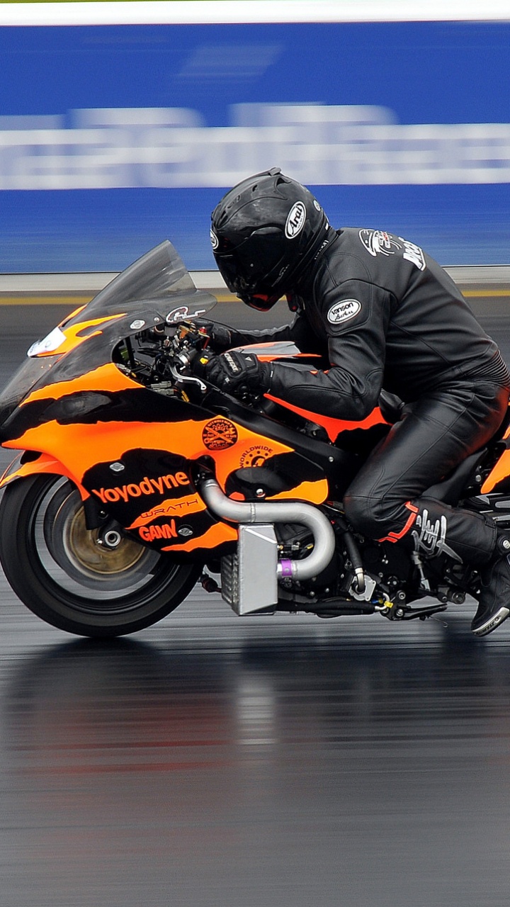 Hombre de Chaqueta Negra Montando Bicicleta Deportiva Naranja. Wallpaper in 720x1280 Resolution