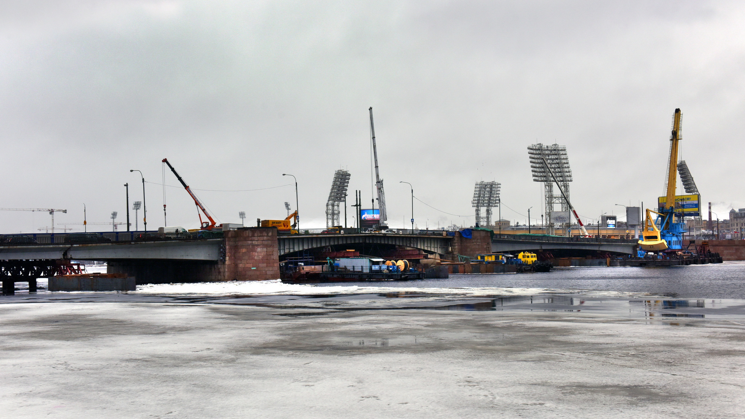 Schwarz-Weiß-Schiff Tagsüber am Dock. Wallpaper in 2560x1440 Resolution