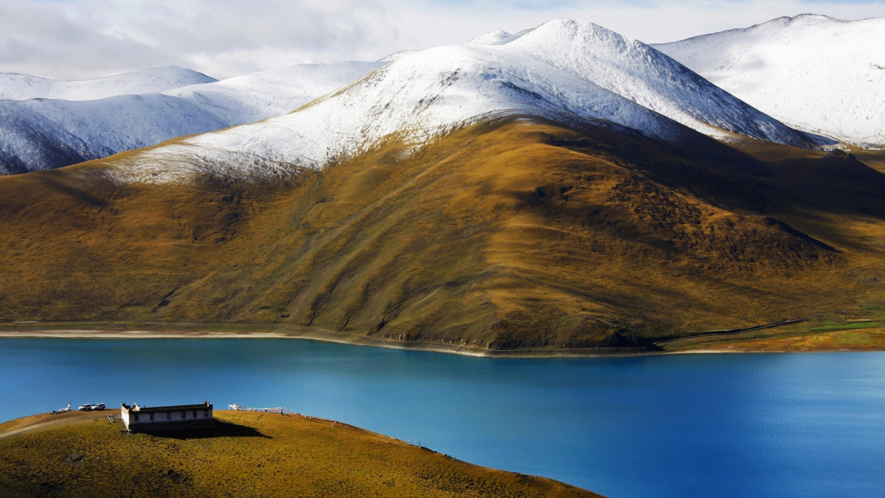 Black Car on Road Near Lake and Snow Covered Mountain During Daytime. Wallpaper in 1280x720 Resolution