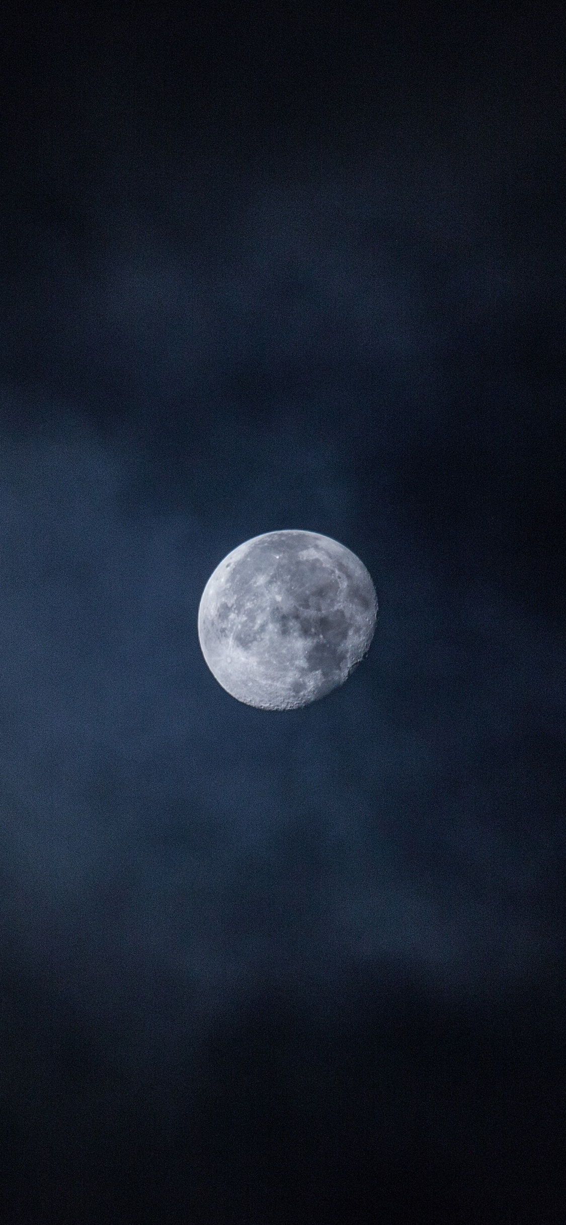 Pleine Lune Dans le Ciel Nocturne. Wallpaper in 1125x2436 Resolution