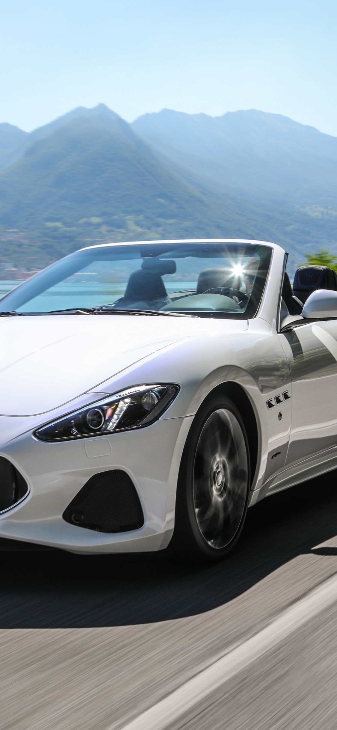 Weißer Porsche 911 Tagsüber Unterwegs. Wallpaper in 1125x2436 Resolution