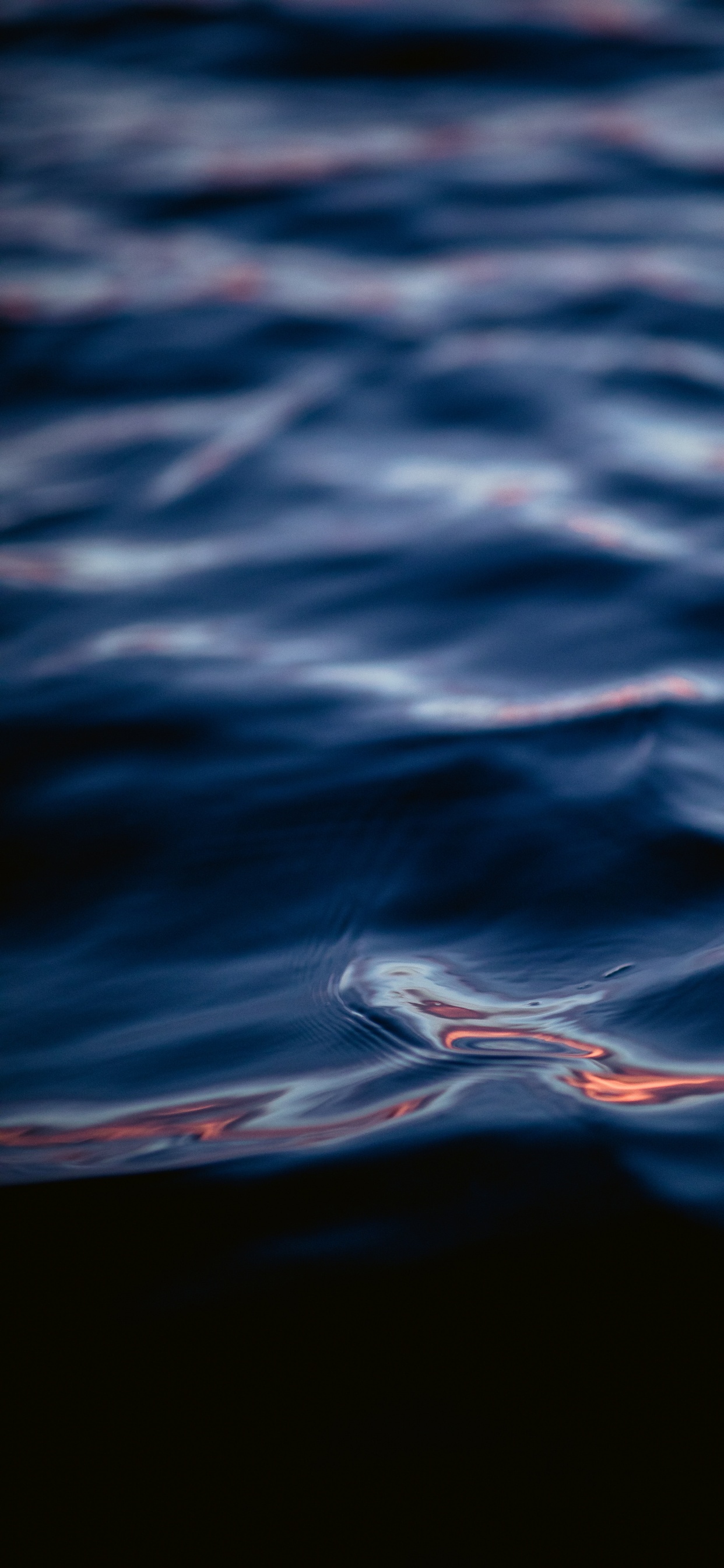 Goutte D'eau Sur L'eau Bleue. Wallpaper in 1242x2688 Resolution