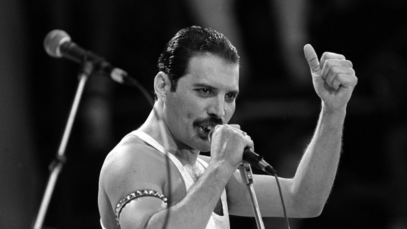 Freddie Mercury, Queen, Live-Hilfe, Musik Künstler, Mikrofon. Wallpaper in 1366x768 Resolution