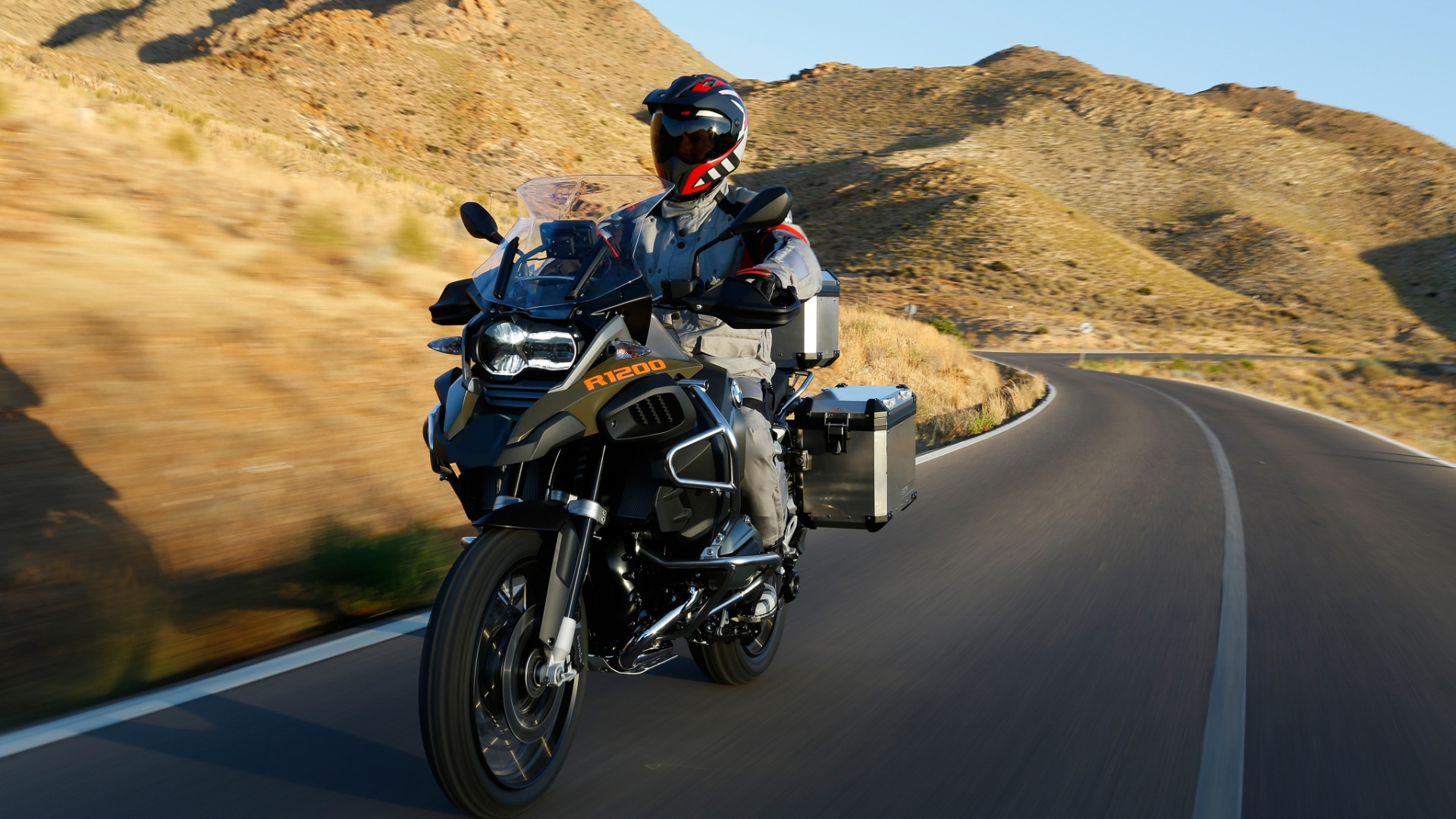 Hombre Con Casco Negro Montando Motocicleta Negra en la Carretera Durante el Día. Wallpaper in 1920x1080 Resolution
