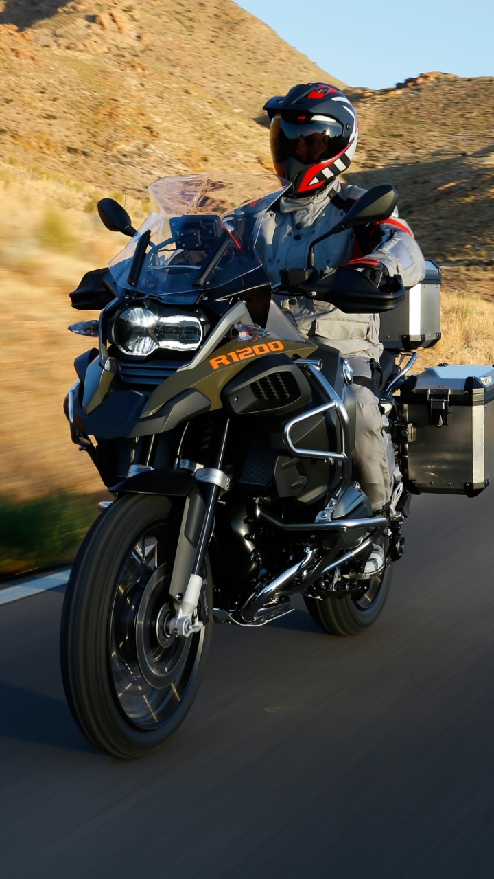 L'homme au Casque Noir Équitation Moto Noire Sur Route Pendant la Journée. Wallpaper in 720x1280 Resolution