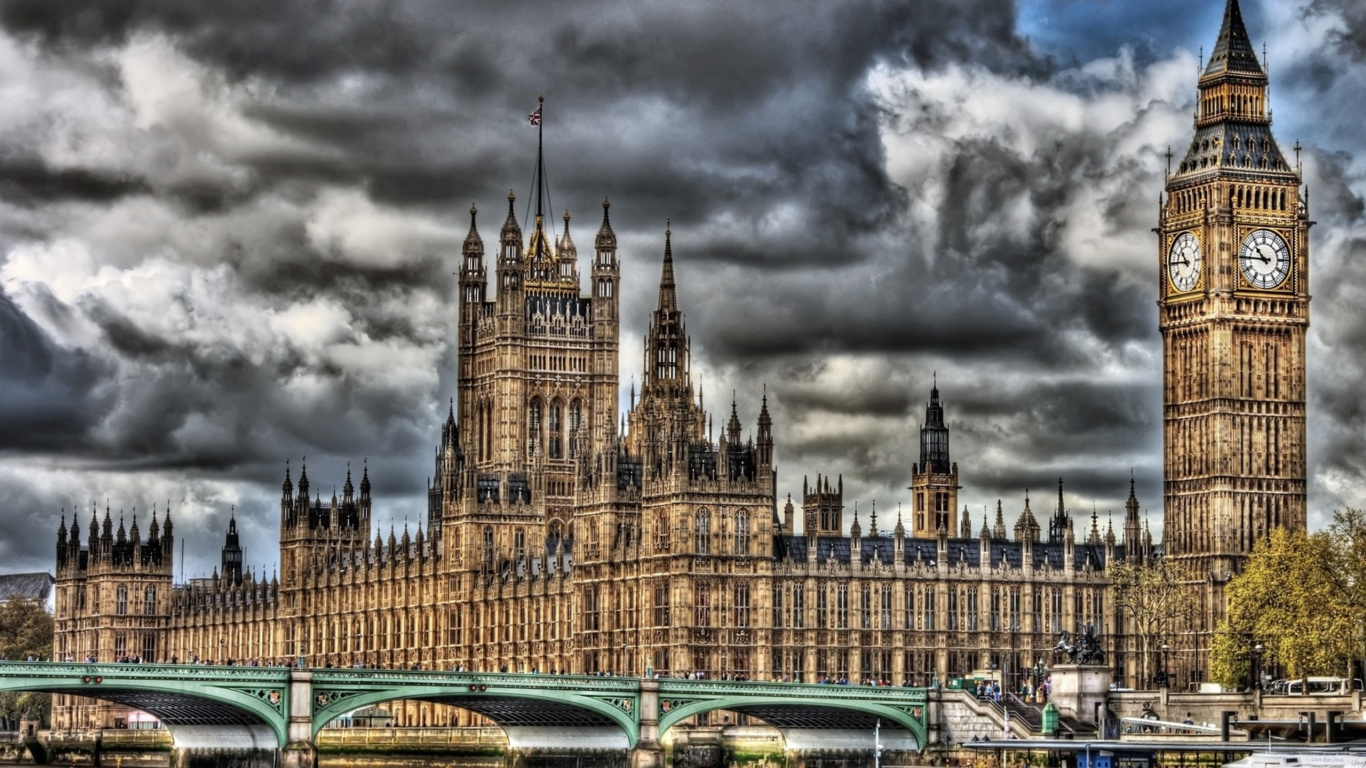 Grüne Und Weiße Autos Auf Der Straße in Der Nähe Von Braunem Betongebäude Unter Grauen Wolken. Wallpaper in 1366x768 Resolution