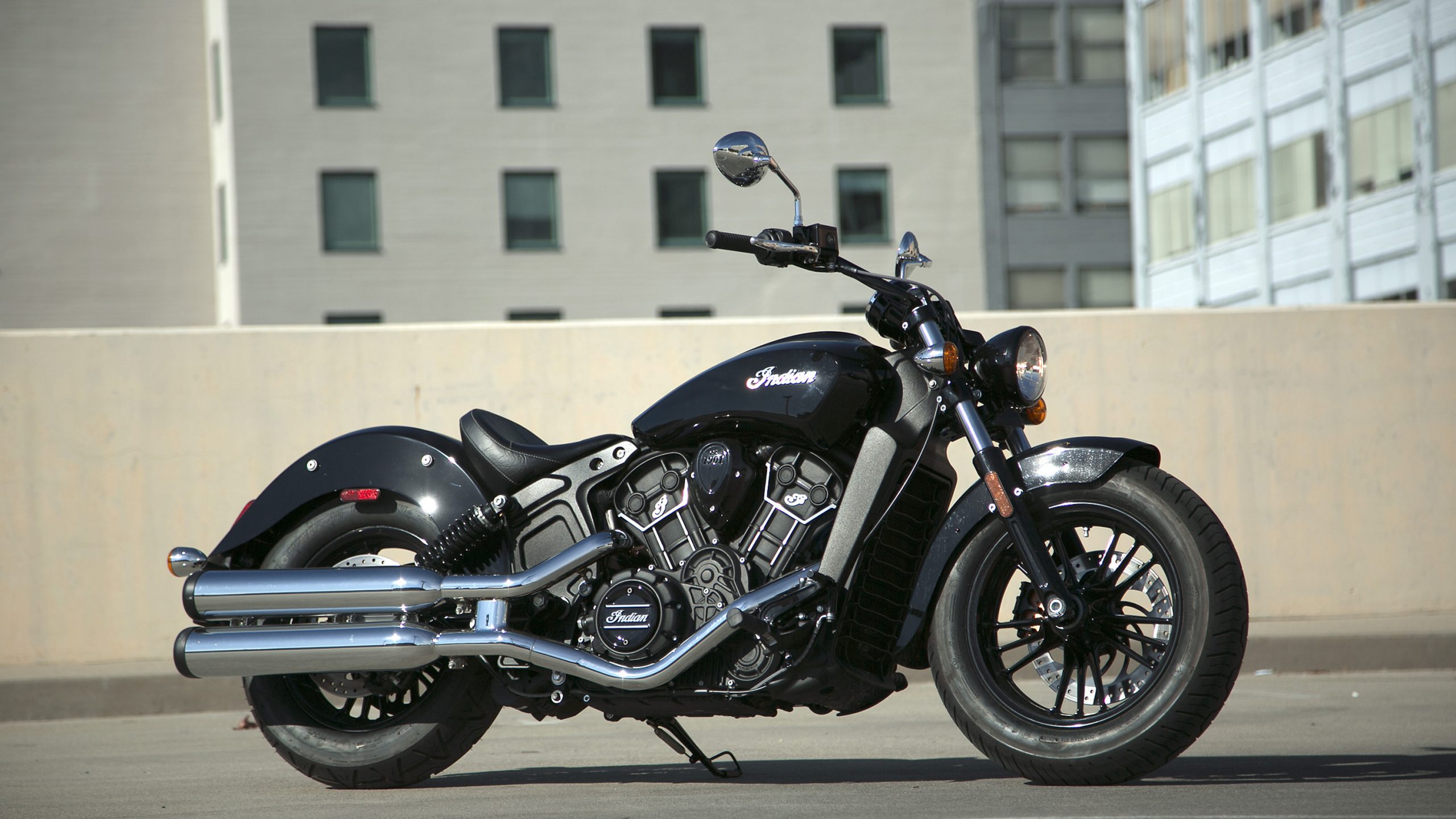 Schwarz-silbernes Cruiser-Motorrad. Wallpaper in 2560x1440 Resolution