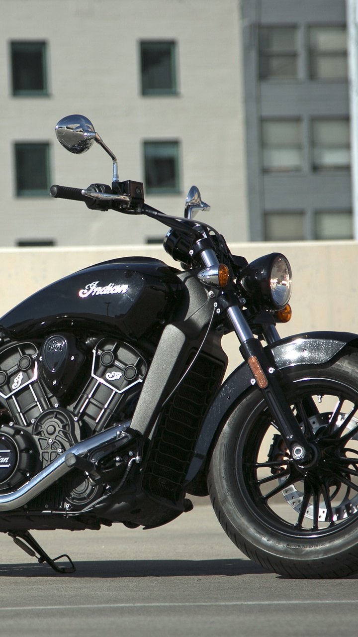 Schwarz-silbernes Cruiser-Motorrad. Wallpaper in 720x1280 Resolution