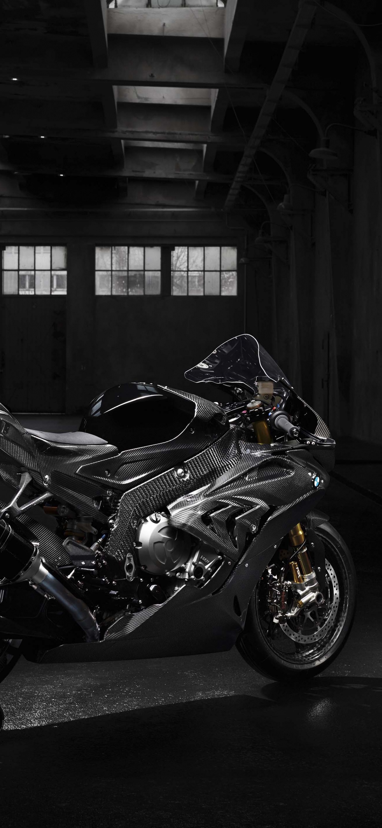 Vélo de Sport Noir et Blanc Garé Sur un Sol en Béton Gris. Wallpaper in 1242x2688 Resolution